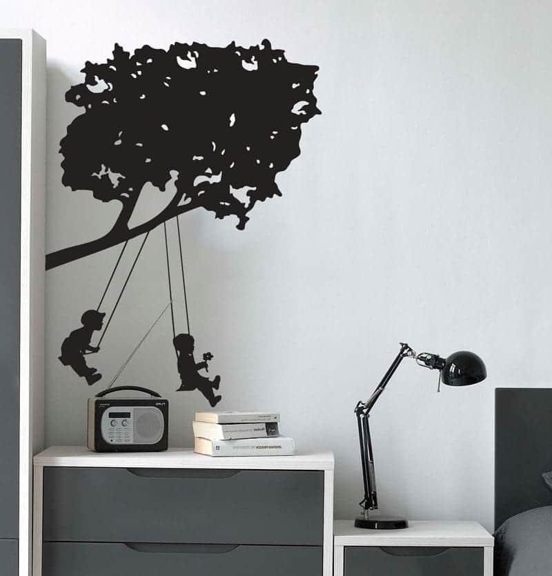 Børnevenligt vægklistermærke med gynger til børneværelset