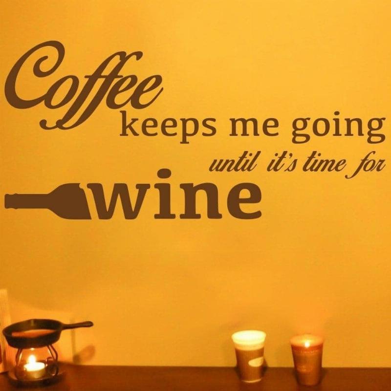 Kaffekop og Vin Væggklistermærke - Humor til Dit Hjem!