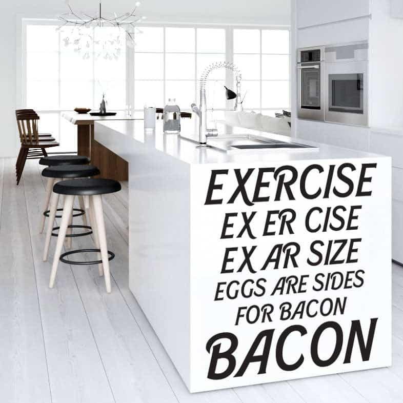 Sjovt vægklistermærke - Træningsbacon til køkkenet!