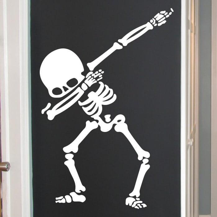 Dabende Skelet Vægklistermærke – Sjov Børnedekoration