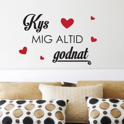 Kys Mig Altid Godnat – Vægklistermærke til Dit Hjem