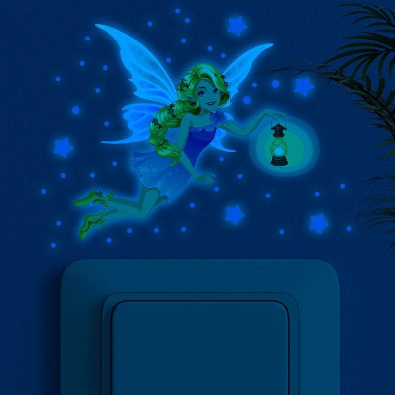 Sød selvlysende vægklistermærke med fe i blå