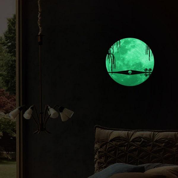 Romantisk selvlysende måne wallsticker – 34 cm charme!